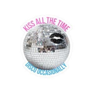 Può includere: Un adesivo con una palla da discoteca con un bacio nero. Il testo "KISS ALL THE TIME" è in rosa sopra la palla e "DISCO OCCASIONALLY" in blu sotto.