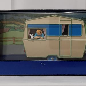 Puede incluir: Un juego de tres tazas de cer&aacute;mica con un acabado mate moteado. Las tazas son de color crema, gris claro y gris oscuro. Cada taza tiene un dise&ntilde;o simple y minimalista.