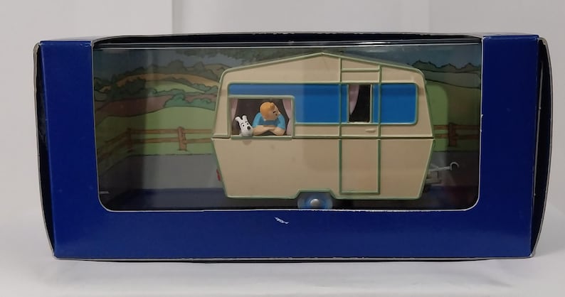 Puede incluir: Un juego de tres tazas de cer&aacute;mica con un acabado mate moteado. Las tazas son de color crema, gris claro y gris oscuro. Cada taza tiene un dise&ntilde;o simple y minimalista.