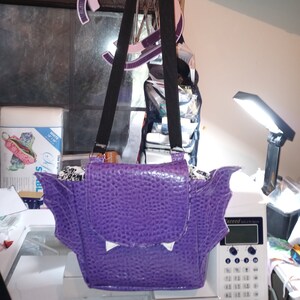 The Mylo Bag Correa cruzada ajustable Bolsillo interior deslizante y bolsillo interior con cremallera.