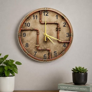 Peut inclure: Une horloge murale ronde au design steampunk. Le cadran présente des tuyaux et raccords de couleur cuivre sur un fond texturé et beige. Des chiffres noirs indiquent les heures, et les aiguilles sont jaunes. L'horloge mesure environ 30 cm de diamètre.