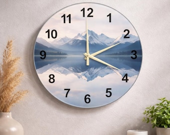Reloj de pared minimalista de cristal con reflejo de lago de montaña, arte paisajístico de naturaleza serena, regalo moderno y silencioso para decoración del hogar.
