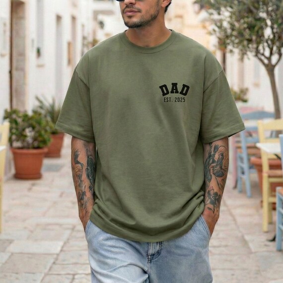 Personalisiertes Papa T-Shirt, Vatertagsgeschenk, Geschenk für einen frischgebackenen Papi, Est Shirt, Cooles Vater Outfit, Dad Life Tshirt