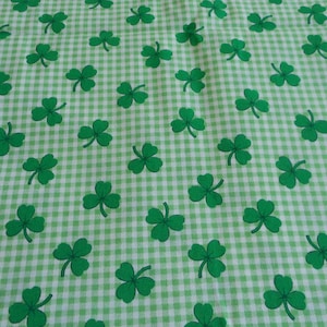 Puede incluir: Tela de patrón de trébol verde con fondo blanco de cuadros. La tela es perfecta para proyectos de manualidades como colchas, manteles y almohadas.