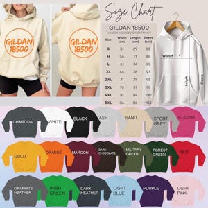 Op de afbeelding: Cr&egrave;mekleurige Gildan 18500 unisex hoodie met een oranje cirkelvormig logo. De afbeelding toont de hoodie van voren en van achteren, samen met een maattabel met afmetingen in centimeters en een kleurenpalet met onder andere charcoal, wit en rood.