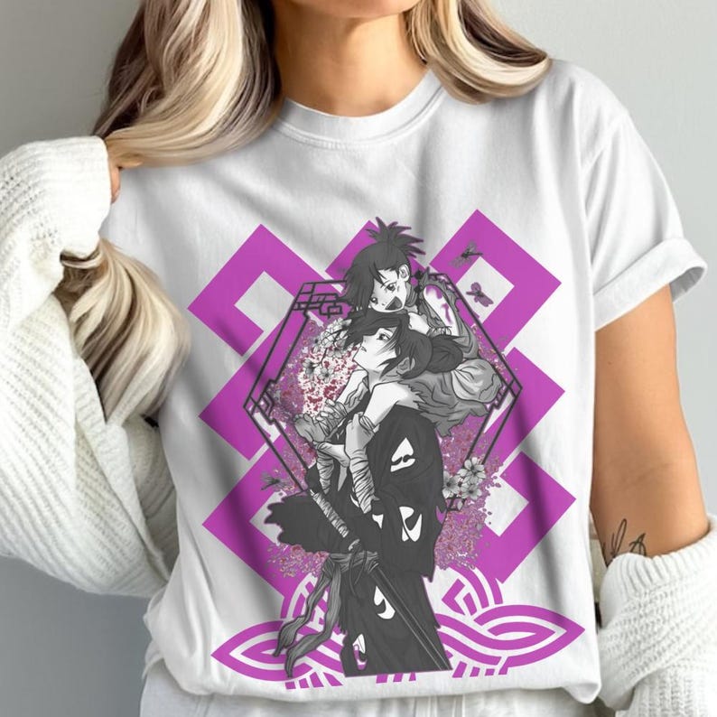 Op de afbeelding: Wit T-shirt met een afbeelding van twee anime-personages, een geometrisch paars ontwerp, bloemelementen en een zwaard. Het ontwerp is in grijstinten en paars. Het T-shirt heeft korte mouwen.