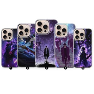 Op de afbeelding: Een verzameling van vijf telefoonhoesjes met anime-stijl illustraties. De ontwerpen tonen personages in actie, met een kleurenpalet dat wordt gedomineerd door tinten paars, zwart en wit. Elk hoesje heeft een uniek ontwerp.