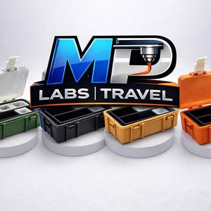 Könnte beinhalten: Vier kleine, rechteckige Reisekoffer in Grün, Schwarz, Beige und Orange, jeweils mit einem Klappdeckel und Innenfächern. Die Koffer werden auf weißen Podesten präsentiert, mit dem Logo "MP LABS | TRAVEL" im Hintergrund.