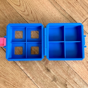 Kompakt fyrkantigt squishy-leksaksfodral med 4 platser, fyra kompakta fyrkantiga platser, 3D-tryckt gångjärnsförsett squishy-fodral med spärr, förvaringslåda för Fidget-tema