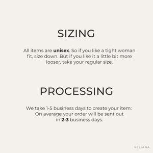 Puede incluir: Un gr&aacute;fico informativo con fondo claro y texto oscuro. La secci&oacute;n superior titulada SIZING explica que los art&iacute;culos son unisex, sugiriendo elegir una talla menos para un ajuste ce&ntilde;ido o la talla habitual para un ajuste m&aacute;s holgado. La secci&oacute;n inferior titulada PROCESSING indica que la creaci&oacute;n toma de 1 a 5 d&iacute;as h&aacute;biles, con un env&iacute;o promedio en 2 a 3 d&iacute;as h&aacute;biles. El nombre de la marca VELIANA aparece en la esquina inferior derecha.