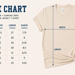 Puede incluir: Una camiseta beige de manga corta junto a una tabla de tallas para camisetas unisex de punto Bella + Canvas 3001. La tabla enumera tallas de XS a 3XL con medidas de ancho, largo y manga en pulgadas, indicadas mediante flechas.