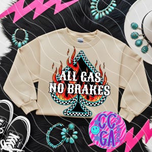以下が含まれることがあります： 炎を伴う黒と市松模様のスペードのデザインの中に「ALL GAS NO BRAKES」というテキストが入ったベージュのスウェットシャツ。画像には、黒いスニーカー、ターコイズのジュエリー、ピンクと紫のステッカーが含まれています。