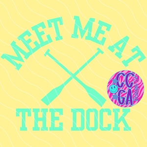 K&ouml;nnte beinhalten: Hellgelbe Grafik mit dem Text "MEET ME AT THE DOCK" in T&uuml;rkis. Zwei t&uuml;rkisfarbene Ruder sind in der Mitte gekreuzt. Ein kreisf&ouml;rmiges Logo mit einem Smiley und dem Text "CC GA" befindet sich auf der rechten Seite.