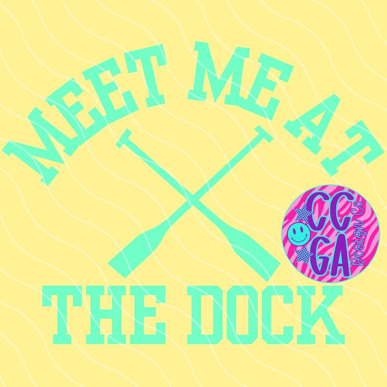 K&ouml;nnte beinhalten: Hellgelbe Grafik mit dem Text "MEET ME AT THE DOCK" in T&uuml;rkis. Zwei t&uuml;rkisfarbene Ruder sind in der Mitte gekreuzt. Ein kreisf&ouml;rmiges Logo mit einem Smiley und dem Text "CC GA" befindet sich auf der rechten Seite.