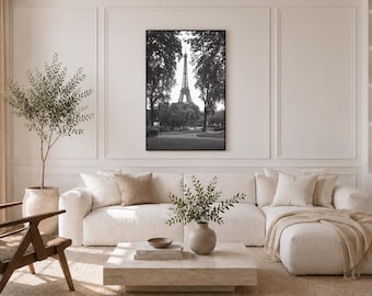 Emoldurado pela Natureza – Impressão artística em preto e branco da Torre Eiffel