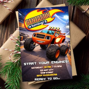 Puede incluir: Invitación de cumpleaños con un camión monstruo naranja y el texto "BENJAMIN is turning! 5". La invitación incluye detalles del evento: fecha, hora, lugar e información de RSVP. El fondo tiene un tema de carreras.