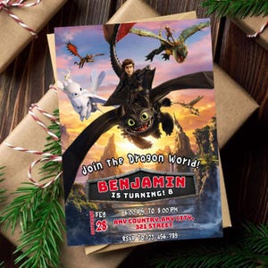 Peut inclure: Une invitation colorée sur le thème des dragons. La carte affiche le texte "Join the Dragon World!" et comprend le nom "BENJAMIN" et les détails de l'événement. Le design présente des dragons et un arrière-plan montagneux.