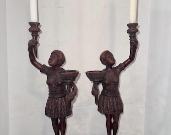 Rara coppia di candelieri in bronzo, scultura raffigurante una donna portatrice di torcia olimpica, altezza 48 cm.