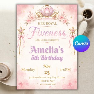 Könnte beinhalten: Eine rosa-weiße Geburtstagseinladungskarte mit einer Aquarell-Kutsche, Blumenakzenten und zwei Sternenstäben. Der Text lautet: Her Royal Fiveness, Join us to celebrate Amelia's 5th Birthday, Monday, Nov 25, 3-6PM, 123 Anywhere st, Any City, FL 1234, RSVP to Amy at +123 456 7890.