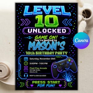 Op de afbeelding: Een zwarte verjaardagsuitnodiging met neonblauwe en groene tekst met de tekst LEVEL 10 UNLOCKED, MASON'S 10TH BIRTHDAY PARTY en PRESS START FOR FUN. Het ontwerp bevat een zwarte videogamecontroller-afbeelding en evenementdetails.