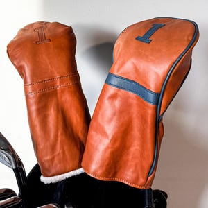 Könnte beinhalten: Rustikales Holzschild mit dem Text "Welcome to our home" in weißer Schrift. Das Schild hat eine Used-Optik und ein schlichtes, einladendes Design, ideal für die Dekoration der Haustür.