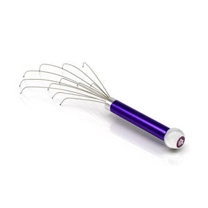 Puede incluir: Un masajeador de cabeza morado y plateado con múltiples púas de alambre. El mango es de un morado vibrante con una banda plateada y una tapa final blanca con la palabra "lit" impresa. Las púas son plateadas y se extienden hacia afuera.
