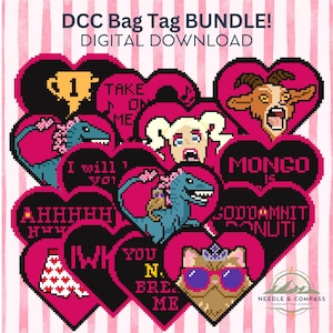 Puede incluir: Un paquete de descarga digital de etiquetas para bolsos en forma de corazón con arte de píxeles que incluye varios diseños como un trofeo, una cabra, un dinosaurio, un gato con gafas de sol y corona, y textos como DCC BAG TAG BUNDLE y AHHHHH.