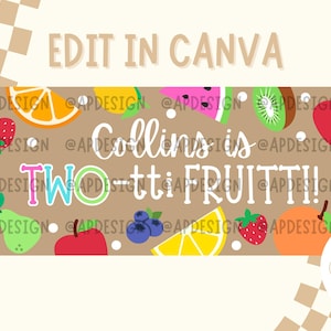 Può includere: Un banner rettangolare con sfondo color marrone chiaro e un motivo a frutta colorata che include uva, banane, fragole, arance, limoni, anguria, kiwi, mele, mirtilli e un ananas. Il testo recita Collins is TWO-tti FRUITTI!