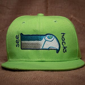 Peut inclure: Ensemble de trois mugs en céramique avec une finition mate et mouchetée. Les tasses sont de couleur crème, gris clair et gris foncé. Chaque mug a un design simple et minimaliste avec une anse arrondie.