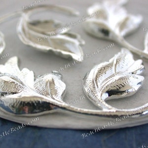 Puede incluir: Encantos de metal en forma de hoja plateados con un dise&ntilde;o detallado. Los encantos son perfectos para agregar un toque de elegancia a las joyas, las manualidades y otros proyectos.