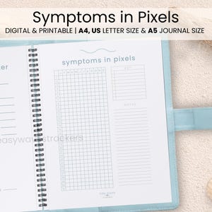Op de afbeelding: Een lichtblauw notitieboek met de tekst "Symptoms in Pixels" en een raster voor het volgen van symptomen. Het notitieboek is open, met een spiraalbinding en gelinieerde pagina's. De tekst "DIGITAL & PRINTABLE | A4, US LETTER SIZE & A5 JOURNAL SIZE" is ook zichtbaar.