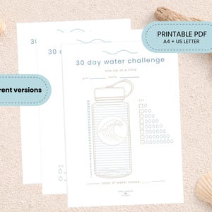 Puede incluir: Hojas imprimibles en PDF de desafío de agua con un gráfico de botella de agua y el texto "30 day water challenge". Las hojas están disponibles en tamaños A4 y US Letter. La imagen también incluye el texto "3 different versions."