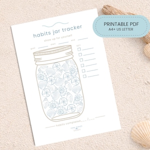 Puede incluir: Un rastreador de frascos de hábitos imprimible en papel blanco. El diseño presenta un tarro de albañil lleno de ilustraciones de conchas marinas. El texto "habits jar tracker" y "show up for yourself" están en la parte superior. El texto "PRINTABLE PDF A4+ US LETTER" está en un óvalo azul claro.