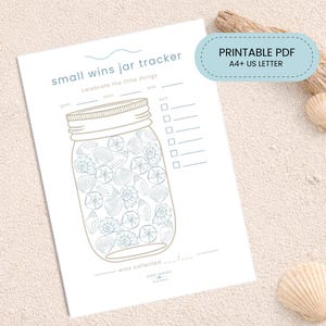 Puede incluir: Un PDF imprimible con un diseño de rastreador de tarro azul claro. El tarro está lleno de ilustraciones de conchas marinas. El texto dice "small wins jar tracker" y "celebrate the little things". El documento está etiquetado como "A4+ US LETTER".