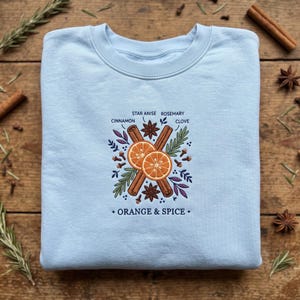 Sweat-shirt brodé Orange et Épices, Sweat à capuche Cannelle et Anis étoilé, Pull botanique d'automne, T-shirt cadeau herbes d'automne, Vêtements aux épices botaniques