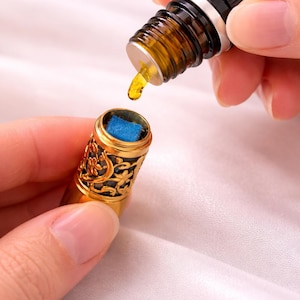 Puede incluir: Un juego de tres tazas de cerámica con un acabado mate moteado. Las tazas son en tonos crema, gris claro y gris oscuro. Cada taza tiene un diseño simple y minimalista y un asa redondeada.