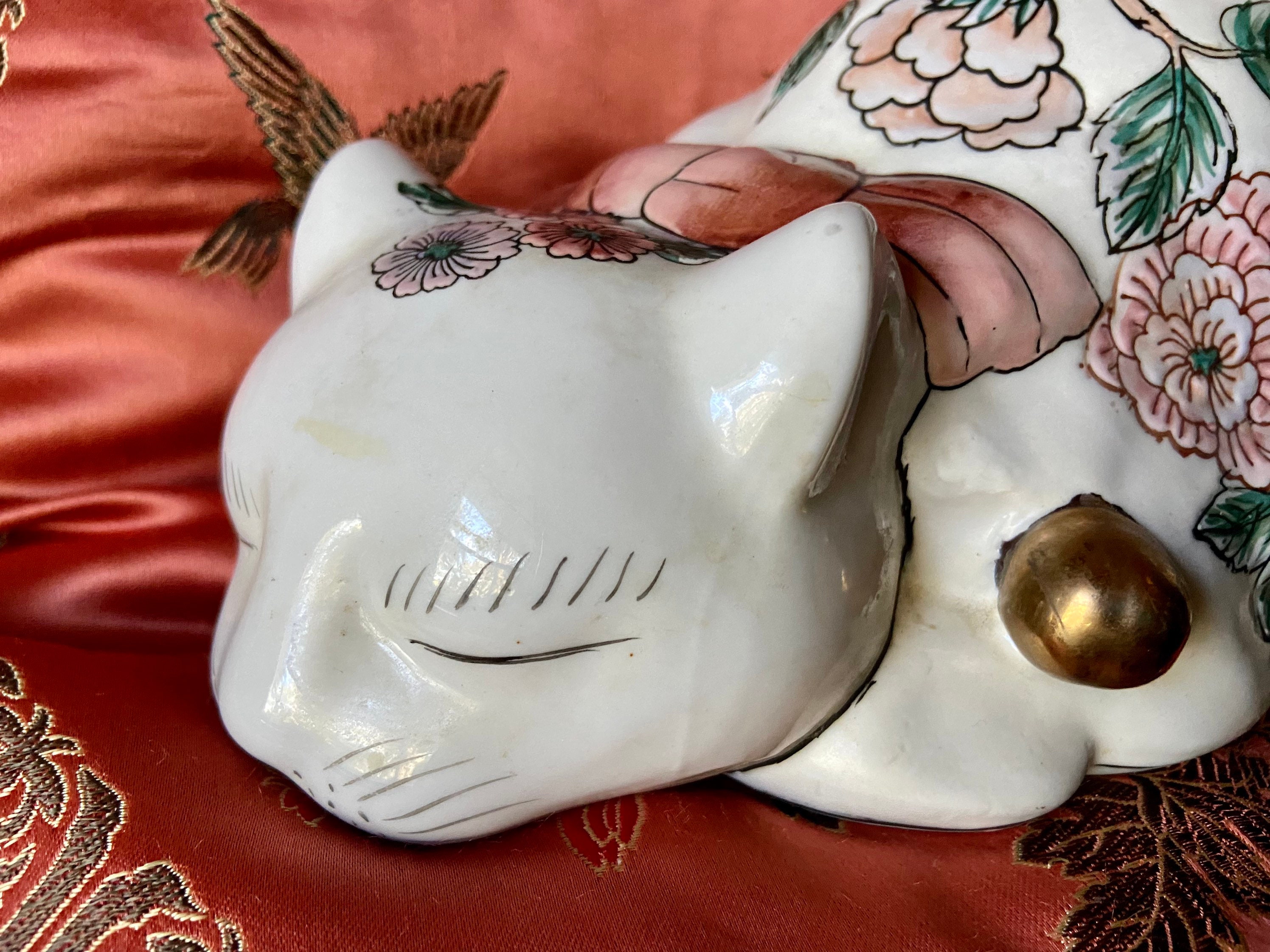 Figurine Ancienne En Porcelaine - Chats Dans Un Panier Rose (Japon) - Vintage