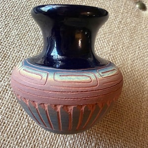 Vintage Indiaanse Navajo hand geëtst geschilderde rode klei aardewerk vaas ondertekend C Billy Dinè zwart geglazuurd gesneden Tribal Ombre kleine pot