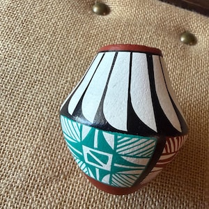 Jarrón/maceta de cerámica vintage de Jemez Pueblo, pintado a mano, con patrón geométrico tribal, de 8,9 cm (3,5 pulgadas), firmado, color turquesa, negro, blanco y marrón.