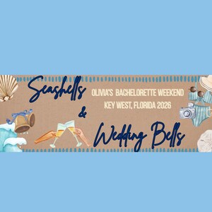 Może przedstawiać: Baner z napisem "Seashells & Wedding Bells" w granatowym skrypcie. Baner zawiera ilustracje muszli, kieliszków do szampana, aparatu fotograficznego i kostiumu kąpielowego. Tekst brzmi "Olivia's Bachelorette Weekend, Key West, Florida 2026."