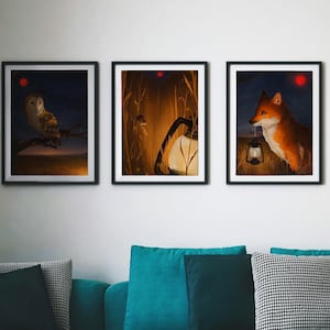 Puede incluir: Tres impresiones artísticas enmarcadas con criaturas del bosque. La primera muestra un búho posado en una rama bajo un cielo oscuro. La segunda representa un ratón cerca de una linterna. La tercera muestra un zorro sosteniendo una linterna.