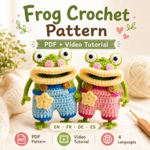 Könnte beinhalten: Zwei gehäkelte grüne Frösche mit großen Augen und rosa Wangen, die blaue und rosa Latzhosen mit gelben Sternen tragen. Der Text lautet Frog Crochet Pattern, PDF + Video Tutorial, EN FR DE ES, PDF Pattern, Video Tutorial, 4 Languages.