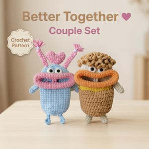 Puede incluir: Dos figuras de ganchillo, una azul con detalles rosas y otra marrón con detalles naranjas, están una al lado de la otra. La figura azul tiene una cabeza en forma de corazón y el texto "Better Together Couple Set" está encima de ellas. Una etiqueta "Crochet Pattern" está arriba a la izquierda.