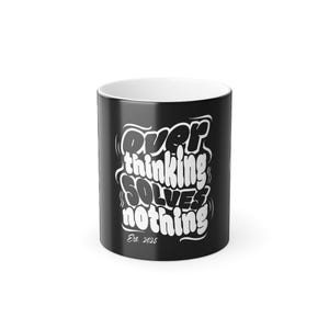 Puede incluir: Taza de cerámica negra con el texto "Overthinking Solves Nothing" en letras blancas estilizadas. La taza tiene el interior blanco y el texto "Est. 2025" debajo. La taza es cilíndrica y está sobre una superficie blanca.