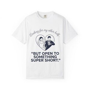 Puede incluir: Camiseta blanca con un gráfico de novios dentro de un corazón, con el texto "Looking for my other half..." y "BUT OPEN TO SOMETHING SUPER SHORT."