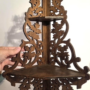 Mensola angolare vintage a 2 ripiani in legno con intarsi a volute e foglie (legno scuro)
