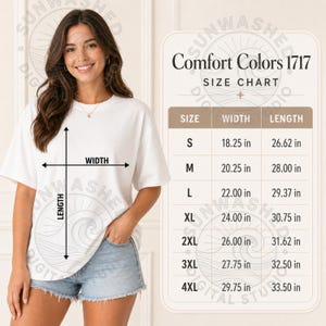 Puede incluir: Una mujer con una camiseta blanca Comfort Colors 1717, con una tabla de tallas. La tabla muestra medidas en pulgadas para las tallas S a 4XL, incluyendo ancho y largo. También lleva pantalones cortos vaqueros.