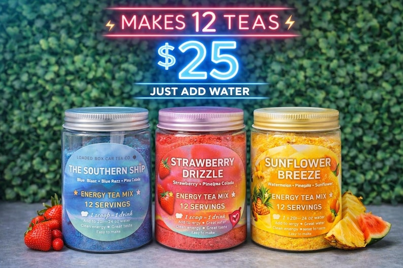 Op de afbeelding: Drie glazen potten met energy-theemix met zilveren deksels. De potten zijn gelabeld met "The Southern Ship", "Strawberry Drizzle" en "Sunflower Breeze". De afbeelding bevat ook de tekst "Makes 12 Teas" en "Just Add Water".