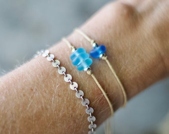 Blauwe zeeglasarmband: sterlingzilver en katoenen koord - enkele zeeglaskraal