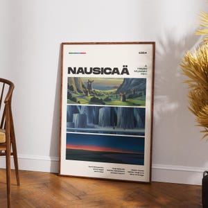 Puede incluir: Un p&oacute;ster enmarcado con el t&iacute;tulo "Nausica&auml;" y arte de la pel&iacute;cula de 1984. El p&oacute;ster tiene un borde de color claro y muestra tres paneles horizontales de arte paisaj&iacute;stico. El panel superior muestra molinos de viento, el panel central formaciones rocosas y el panel inferior una puesta de sol.